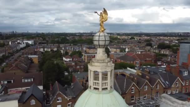 Drone View Golden Statue Backdrop Low Rise Buildings Statue Located — Vídeo de Stock