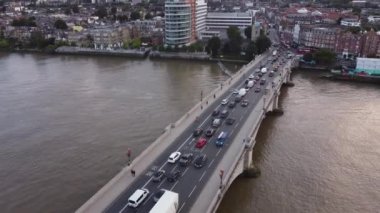 Arka planda Fulham 'ın olduğu Putney Köprüsü' nün hava görüntüsü. Londra, Büyük Britanya. Eylül 'de açık bulutlu bir havada çekim.