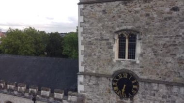 Londra 'daki St. Mary Kilisesi' nin saat kulesinin drone görüntüsü. Thames Nehri, Putney Köprüsü 'nün arka planında görülebilir. Gündüz çekimleri.
