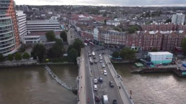 Putney Köprüsü 'nün ve Fulham, Londra' daki rıhtımın insansız hava aracı görüntüsü. Köprüden şehir manzarasına otoyoldan pürüzsüz geçiş..