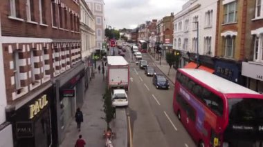 Putney 'nin insansız hava aracıyla yaptığı çalışmalar ve yollar. Fırlatma katında mağazaları ve dükkanları olan bir bina..