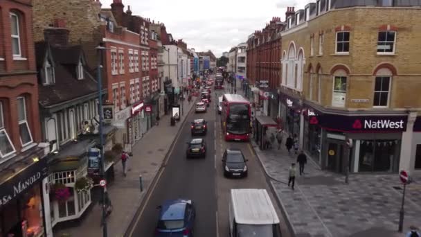 Drone View Small English Street Lots Cars Pedestrians Beautiful Footage — Vídeo de Stock