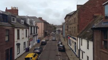 İskoçya 'nın küçük Arbroath kasabasındaki pitoresk bir caddenin insansız hava aracı görüntüsü. Çerçevede, taşra İskoçya caddesinde arabaların hareketleri var..