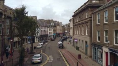 Arbroath 'ın orta kısmının resimli sokaklarından birinin insansız hava aracı görüntüsü. Sonbaharda küçük İskoç kasabalarının tipik caddeleri.