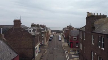 Arbroath 'da deniz kenarında küçük bir caddenin insansız hava aracı görüntüleri. Doğu İskoçya 'da güzel bir kasabanın ilginç görüntüleri..