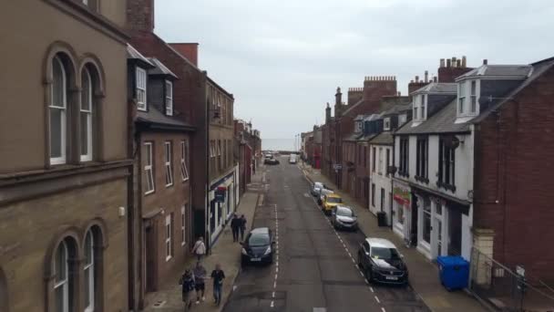 Egy Közeli Drónfelvétel Egy Kis Utcáról Arbroathban Skóciában Szép Kis — Stock videók