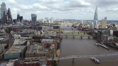 Nehrin diğer tarafındaki Thames Nehri ve Bankside yakınındaki Londra şehrinin insansız hava aracı görüntüsü.