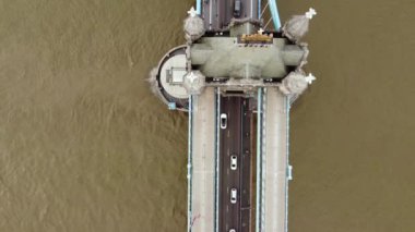 Tower Köprüsü 'ndeki trafiğin insansız hava aracı görüntüleri. Yukarıdan aşağıya doğru. Thames nehrinin yavaş akışı.