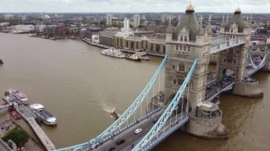 Tower Köprüsü ve Thames Nehri 'nin insansız hava aracı görüntüsü. Londra 'nın güzel görüntüleri.