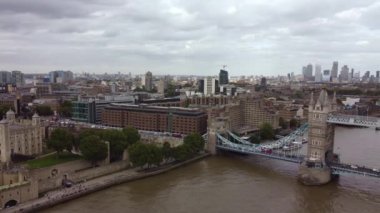 İHA görüntüsü 4K. Londra Merkez Kule Köprüsü 'nde. Bulutlu havada yumuşak bir atış..