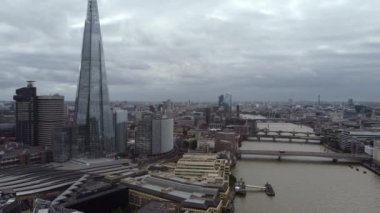 Londra İngiltere'deki Thames Nehri üzerinde 