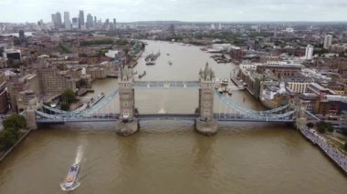 Tower Bridge, bulutlu, Londra, İngiltere 'nin havadan görüntüsünü oluşturuyor. Tipik İngiliz havasıyla dolu bir gün.