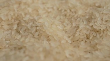 Pirinç tanelerinin dokusuna yakın ateş ediyorlar. Arkaplan beyaz besin dokusu.
