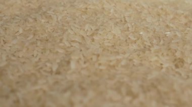 Soyulmuş beyaz pirinç tanecikleri. Çerçevenin kenarları biraz bulanık..