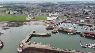 Kuzey Denizi 'ne bakan bir iskelesi olan Arbroath Limanı' nın insansız hava aracı görüntüsü. İskoçya 'nın Arbroath kentindeki limanın güzel görüntüleri