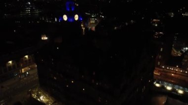 Balmoral Otel 'in ve Edinburgh' un çevresinin insansız hava aracı görüntüsü. Şık bir otel ve gece aydınlığında ünlü bir dönüm noktası.