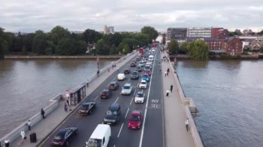 Putney Köprüsü 'nün insansız hava aracı görüntüsü trafiğe yakın. Londra 'daki Thames Nehri üzerindeki ana köprülerden birinin fotoğrafı..