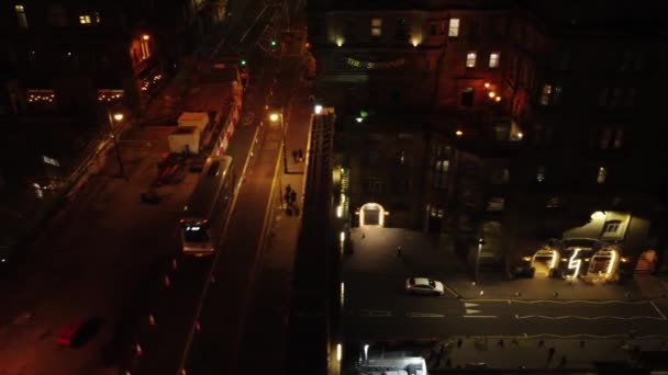 Shooting Drone Night Streets Edinburgh White Double Decker Bus Rides — Vídeo de stock