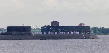 Sovyet ve Rus ağır nükleer enerjili stratejik füze denizaltısı Kronstadt baskınında. Geçitten önce güvertede mürettebatı olan en büyük nükleer denizaltı.. 