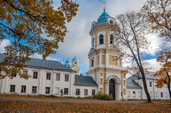 Çan kulesinin ve Ladoga Gölü 'ndeki Konevsky İsa' nın Doğumu-Bogoroditsky Manastırı 'nın manzarası. Konevets adasında eski bir Ortodoks kilisesi ile sonbahar manzarası. 