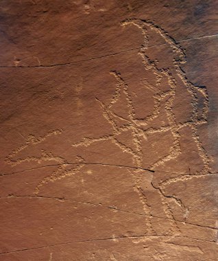 Koşan hayvan yayı ve silueti olan eski bir avcı petroglyfi. Üzerinde okçu resmi olan bir taş. Sibirya 'nın güneyi, Hakassia, Oglakhty Dağı..