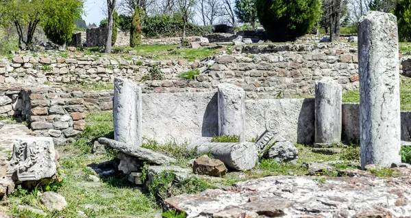Widok Starożytnych Ruin Szczątkami Kolumn Twierdzy Tsarevets Pozostałości Starożytnych Budowli — Zdjęcie stockowe