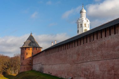 Novgorod Kremlin 'in duvarının görüntüsü - Metropolit Kulesi ile ilgili detaylar bir sonbahar günü. Veliky Novgorod 'un tarihi merkezinde antik bir kale duvarı.. 