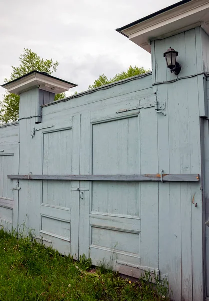 典型的西伯利亚大门 在伊尔库茨克有木制螺栓 院落入口木门及锁紧装置的设计及布置 — 图库照片
