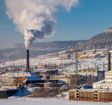 Soğuk bir günde Irkutsk bölgesinin kuzeyindeki termik santralden duman çıkıyor. Aralık ayında Ust-Kut yakınlarındaki Lena Nehri 'nin sol kıyısında. Kış mevsiminde eksi 40 santigrat derece sıcaklıkta, Rivermen bölgesinde binalar ve yapılar..