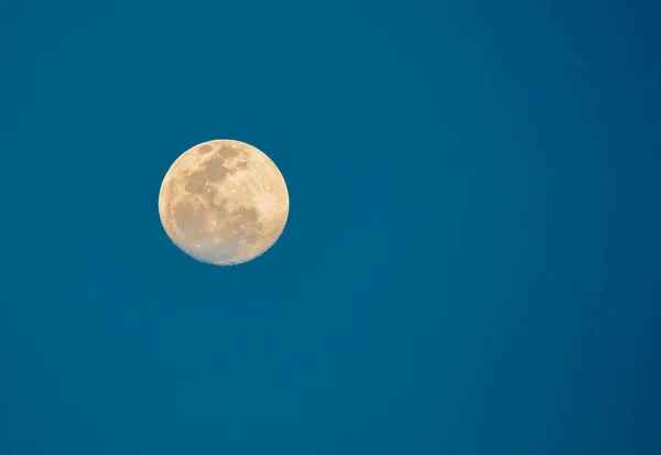 Planète Lune Teinte Jaune Vif Brille Dans Ciel Tropical Paysage — Photo
