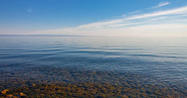 Водный Пейзаж Байкале Спокойную Погоду Плавная Поверхность Чистого Пресноводного Сибирского — стоковое фото