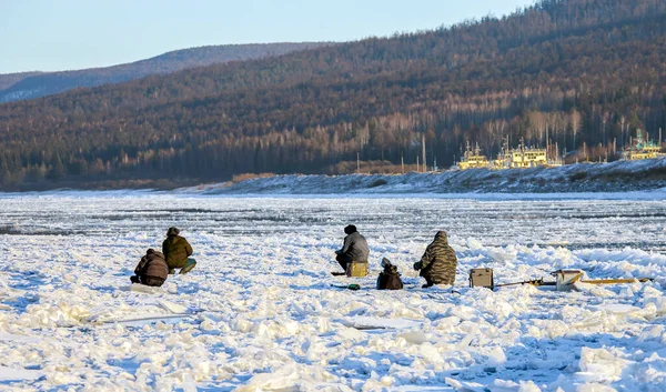 Рыбалка Пресной Воды Прибрежном Тонком Льду Начале Зимы Четыре Рыбака — стоковое фото