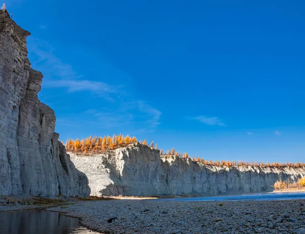 秋天的西伯利亚河流荒芜的岩石海岸 九月天清澈的北方河流上的秋景 — 图库照片