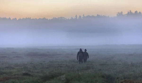 Dos Hombres Con Armas Niebla Mañana Caminan Través Del Campo Fotos De Stock Sin Royalties Gratis