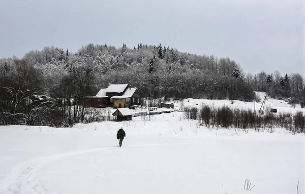 Silhouette Eines Mannes Mit Gewehr Der Durch Den Schnee Über — Stockfoto