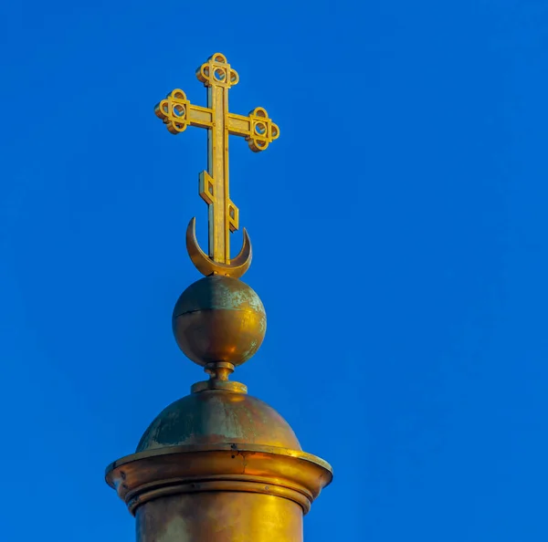 Pozlacený Křesťanský Pravoslavný Kříž Kopuli Katedrály Proti Modré Obloze Petrohrad — Stock fotografie