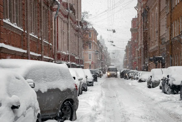 Şiddetli Kar Yağışı Karla Kaplı Arabalar Şehrin Tarihi Merkezinde Caddelerde Telifsiz Stok Imajlar
