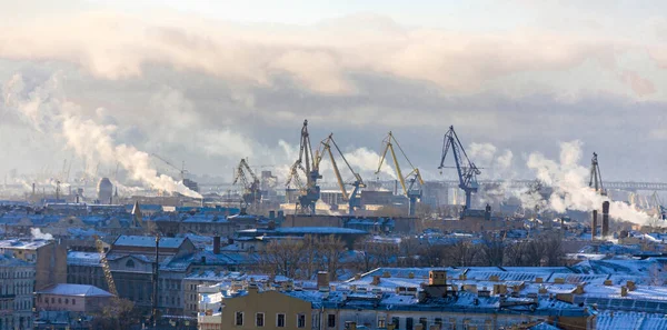 在冬季开始时 港口的货机和圣彼得堡城市景观中房屋的屋顶数量激增 从圣艾萨克大教堂的套间俯瞰海港 俄罗斯 — 图库照片