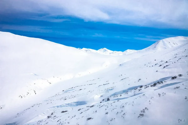 Lkbahar Kar Yağışından Sonra Dağ Geçidi Üzerinde Açık Mavi Gökyüzü — Stok fotoğraf
