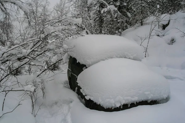 大雪过后 汽车上覆盖着厚厚的一层雪 在暴风雪中 汽车上的雪帽卡在森林山路上 西伯利亚 — 图库照片