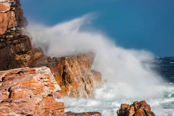 Ola Tormenta Marina Rompe Las Rocas Costeras Salpicaduras Gotas Corrientes Imagen De Stock