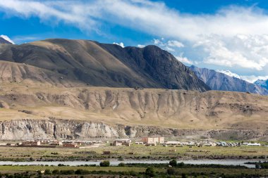 Kırgızistan dağlarında terk edilmiş Sovyet şehri Engelchek. Ölü şehir, Tien Shan Dağları 'nda demir olmayan metal yataklarının geliştirilmesi için inşa edildi.. 