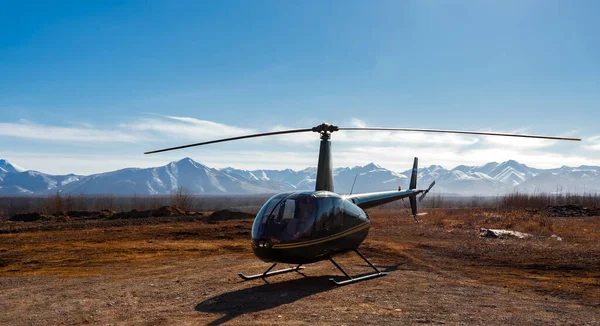 Helicóptero Placer Pasajeros Plataforma Aterrizaje Sobre Fondo Las Montañas Cielo — Foto de Stock