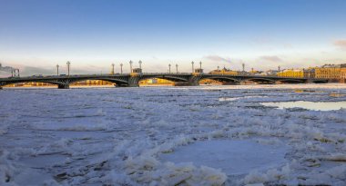 Blagoveshchensk Köprüsü Kasım ayında Neva Nehri 'nin üzerinde buz kütlesi. Soğuk açık bir günde donmadan önce Neva Nehri 'nde yüzen buz. 