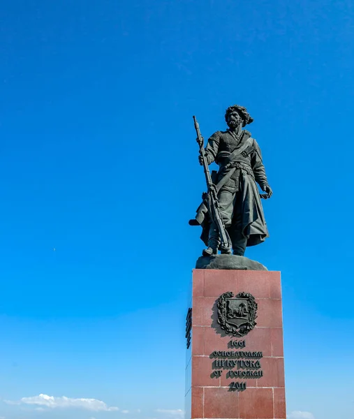 Monument Över Grundarna Irkutsk Stranden Floden Angara Mot Blå Himmel — Stockfoto