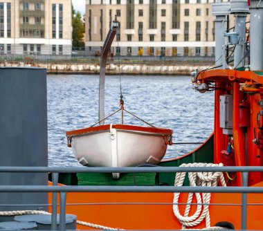 Lifeboat on board the fire vessel is on standby.  Boat for evacuation and rescue is fixed on the deck of special boat for water rescue and fire extinguishing. 