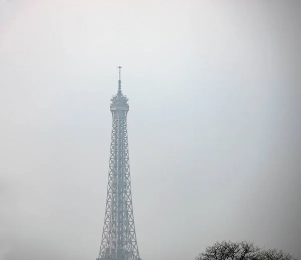 Eiffel Tower Fog Cloudy Sky Upper Part Eiffel Tower Gray — стоковое фото