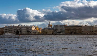 Rüzgarlı bir günde Palace Embankment ve Neva Nehri manzarası. Saint-Petersburg 'un merkezinde nehir suyu olan bir şehir.. 