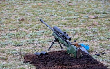 Görsel görüşü, fişekleri ve dürbünü olan yüksek hassasiyetli av tüfeği. Keskin nişancı silahları ve dağlardaki aksesuarlara ateş etmek.. 