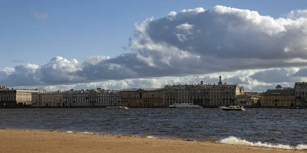 宮殿堤防上の美しい雲と風の強い日に秋のネヴァ川 サンクトペテルブルク中心部の都市空と水の風景 — ストック写真